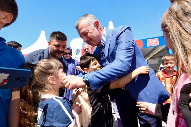 Kocaeli’de Başkan Büyükakın’a çocuklardan sevgi seli