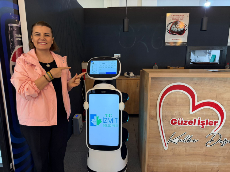 Servis robotları İzmit Gülümse Kafelerde iş başı yaptı
