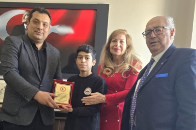 Adana’da Atatürk büstünü koruyan öğrencilere AKDEV’den anlamlı ödül