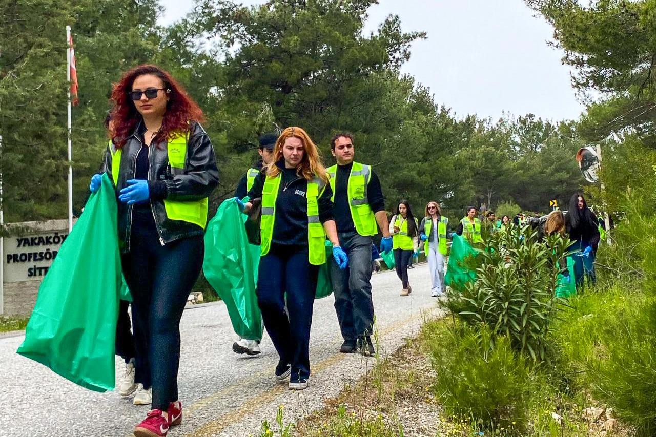 Bornova’da anlamlı temizlik
