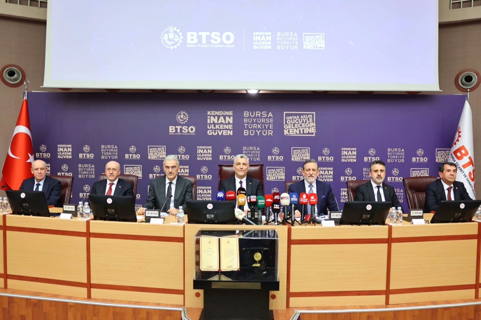 Bakan Bolat Bursa’da ekonomi mesajı verdi... İhracatta tarihi rekor kırdık