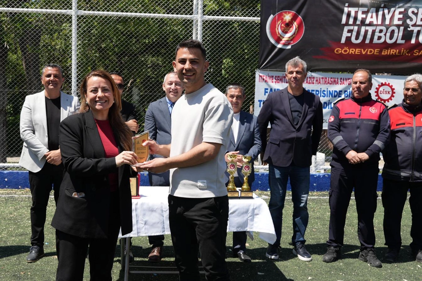 İzmir'de itfaiyecilerden anlamlı turnuva