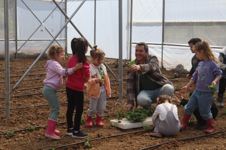 İzmitli çocuklar ilk fidelerini çocuk serasında ekti