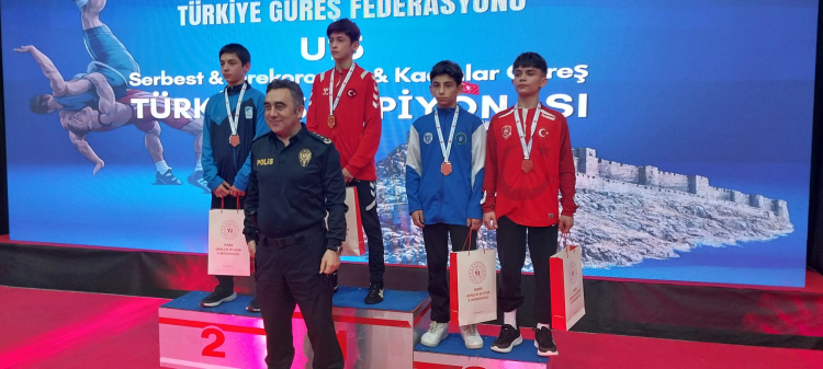 Bursalı güreşçiler Türkiye kürsüsünde