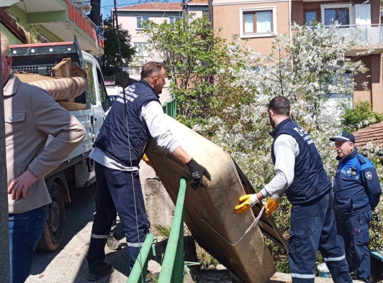İzmit’te belediyeden çöp eve müdahale