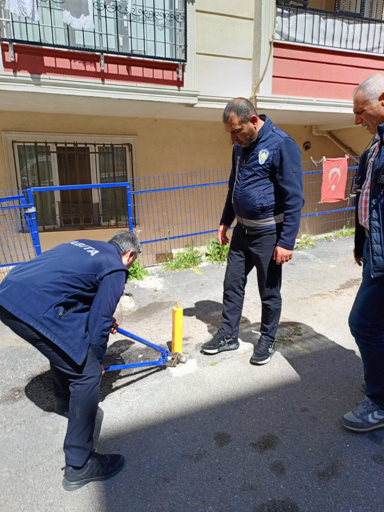 Maltepe’nin iki mahallesinde kaldırım ve yol işgali denetimi