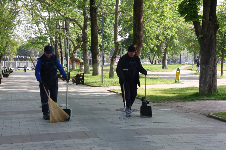 Bursa Osmangazi’nin yeşil alanlarında titiz temizlik