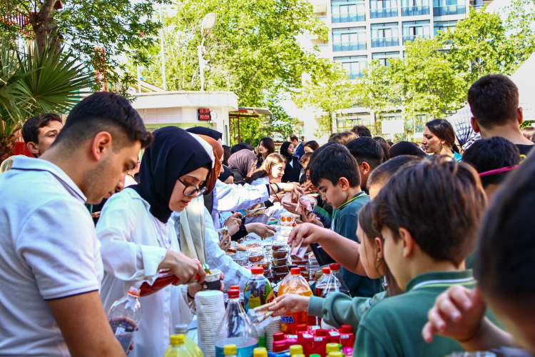 İzmir’de İmam Hatipliler ‘Yabancı Dil Şenliği’nde buluştu