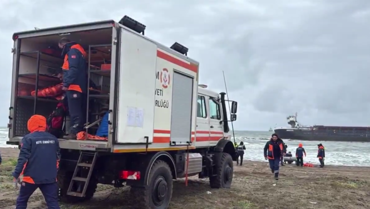 Sakarya’da karaya oturan gemi personeli ‘varagele’ sistemiyle kurtarıldı