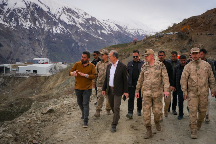 Hakkâri–Van yolunda seferberlik… Heyelan sonrası çalışmalar sürüyor