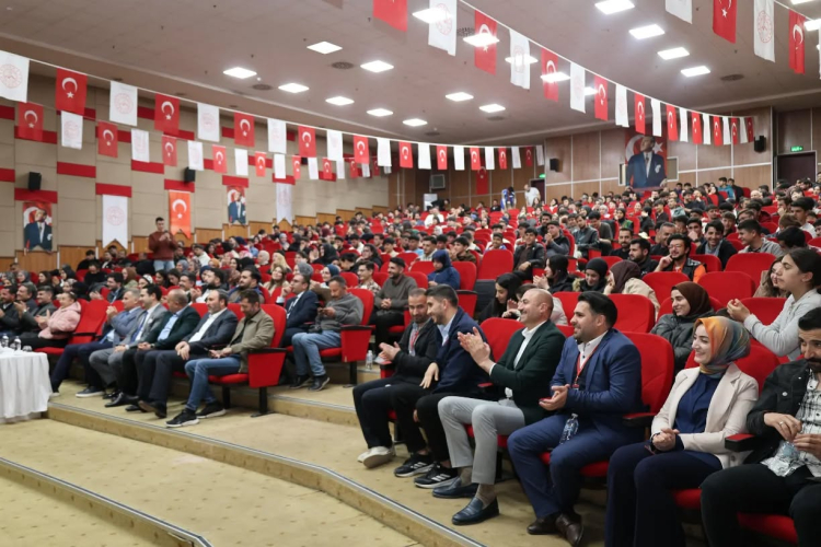 Vali Bozkurt ve eşi gençlerle “Muhabbete Gel Gecesi”nde buluştu