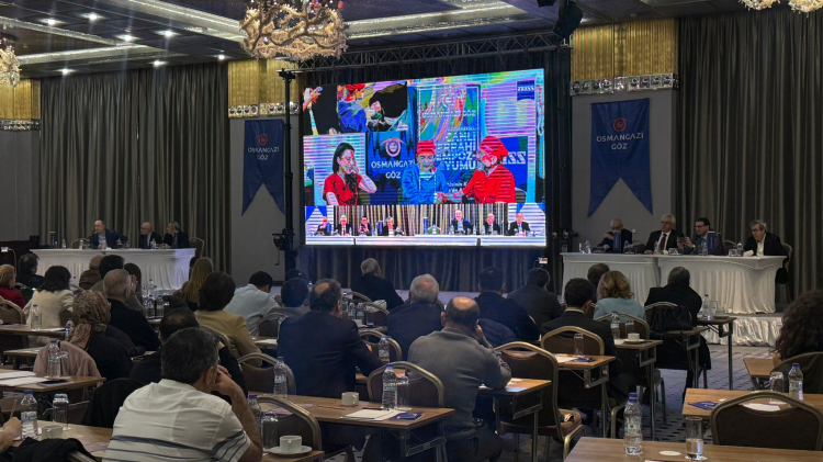 Bursa’da 50 profesörden canlı göz ameliyatı şovu