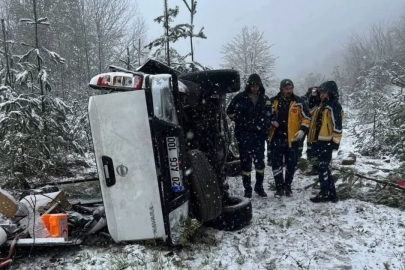 Elektrik arıza ekibi pikapla şarampole devrildi: 3 yaralı
