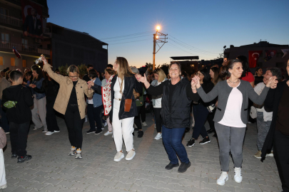İzmir Çiğli'de binlerce kişi baharın renklerinde buluştu