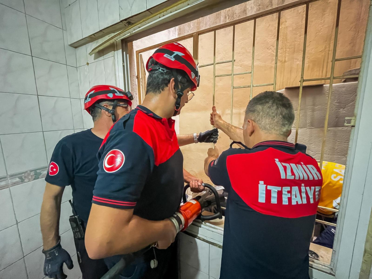İzmir’de apartman boşluğuna düşen vatandaşı itfaiye kurtardı