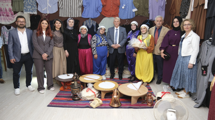 Alikahyalıların el emeği ürünleri İZMEK’le görücüye çıktı
