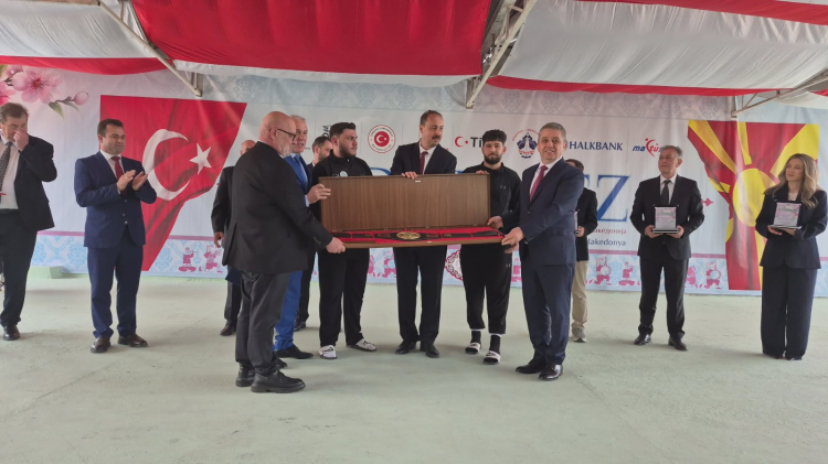 İzmitli pehlivanlar Balkanlar kürsüsünde