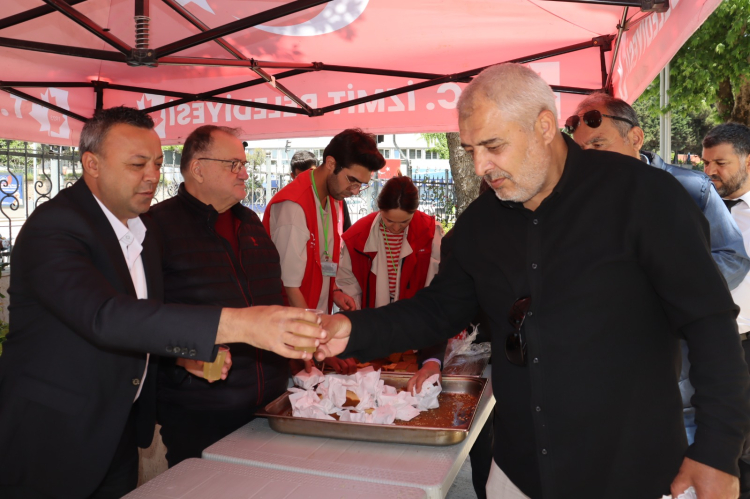 İzmit Belediyesi Cumalık gönül ikramlarını Kozluk’ta yaptı