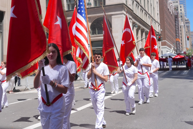New York’ta Türk bayraklarıyla coşkulu yürüyüş… Binlerce kişi Manhattan’ta buluştu