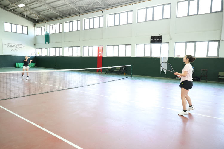 Bursa Osmangazi’de 19 Mayıs coşkusu tenis kortlarında
