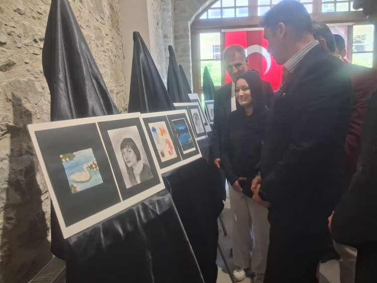 Suriyeli öğrenci Zeynep El Abuş’un ilk sergisi Müze Keşan’da açıldı