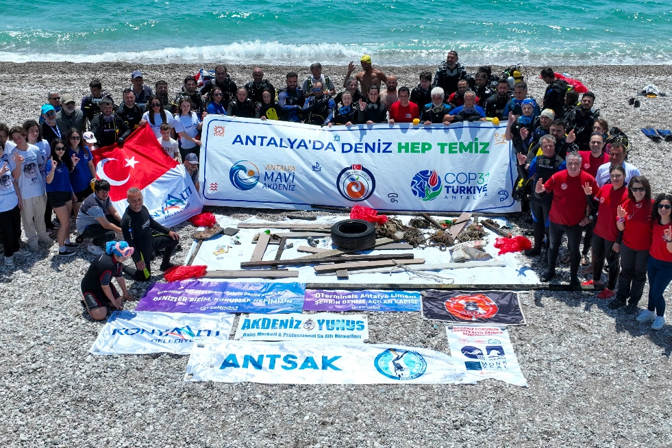 Antalya'da denizden 20 ton atık çıkarıldı