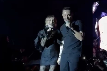 Mustafa Sandal konserinde kraliçe Ziynet Sali'yi ağırladı!