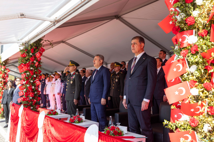 İzmir’de her yer Türk bayrağı, her yer Atatürk