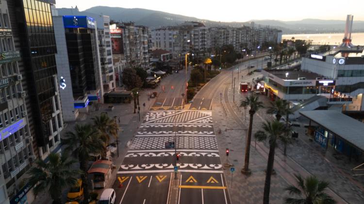İzmir Karşıyaka’da desenli yaya platformu