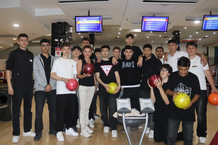 İzmitli gençler bowlingte buluştu