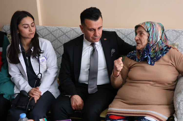 Erzurum’da bayram öncesi çınarların kapısı vefayla çalındı