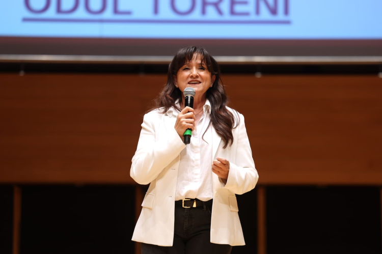 İzmir’de binlerce koro sanatçısı büyük finalle ödüllerini aldı