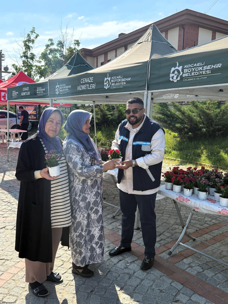 Kocaeli’de mezarlıklarda bayrama yakışan hizmet