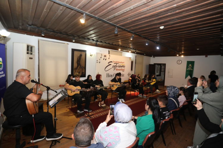 Bursa İnegöl’de gitar kursu kursiyerleri sertifikalarını aldı