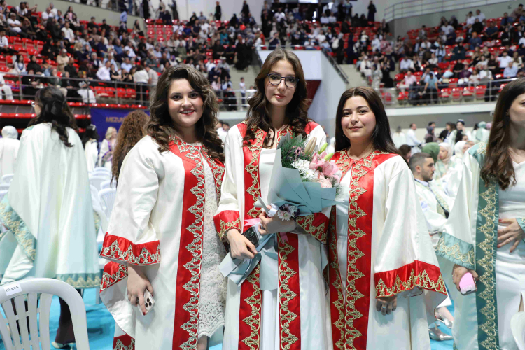 Konya’da 1.800 öğrenci mezuniyet coşkusunu yaşadı