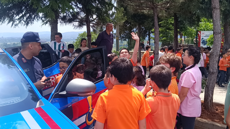 Bilecik Pazaryeri’nde jandarma öğrencilerle buluştu