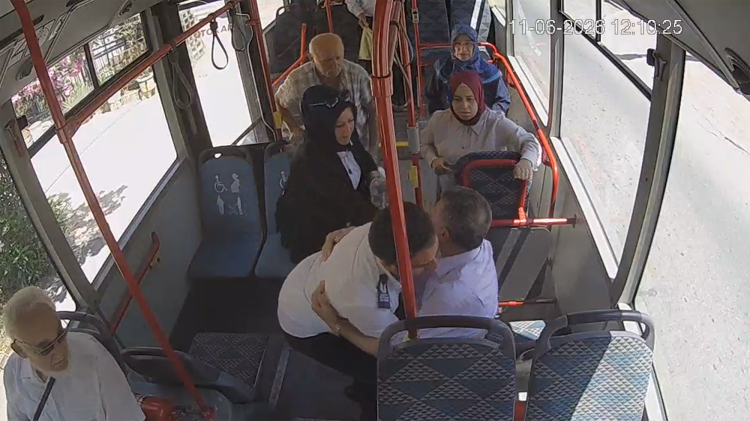 Sakarya Büyükşehir’in otobüsünde bir manevrayla bir hayat kurtuldu