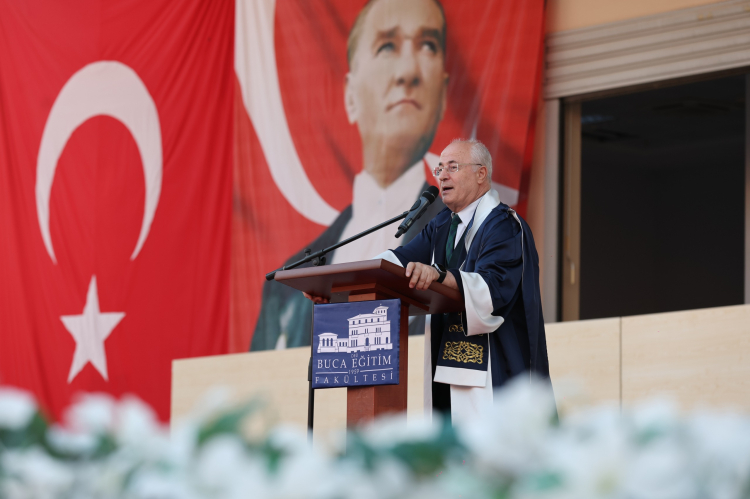 Dokuz Eylül’de mezuniyet coşkusu… 38 yıllık hayal birincilikle taçlandı
