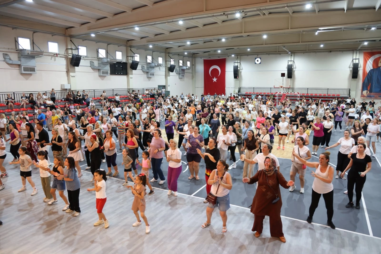 İzmir Çiğli'de aerobik ve dans coşkusu