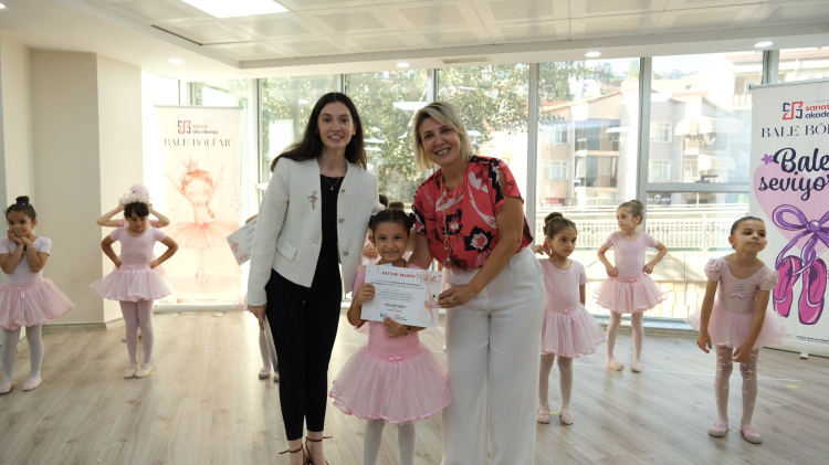İzmit’te minik balerinler belgelerini gururla aldı