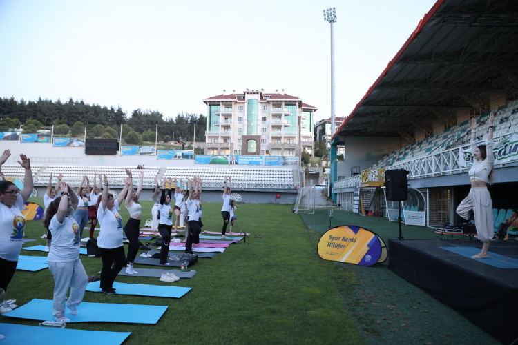 Sağlıklı yaşlanma için yoga yaptılar