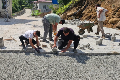Artvin’de köy mahalle yollarına kilitli parke taşı