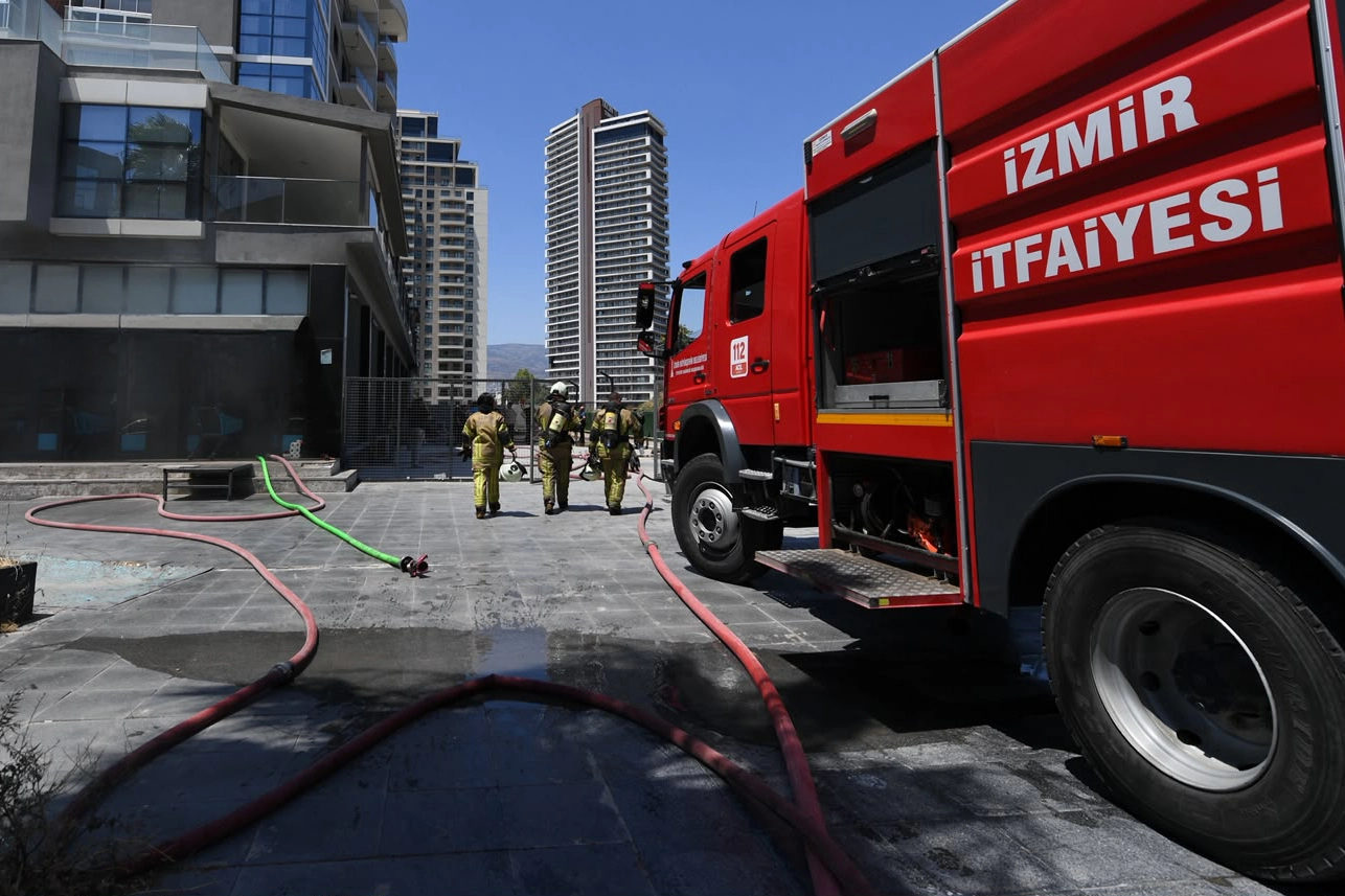 Bornova'da depo yangını kontrol altına alındı