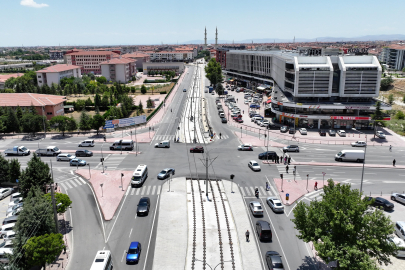 Konya'da tramvay hattı enerji montajı sürüyor
