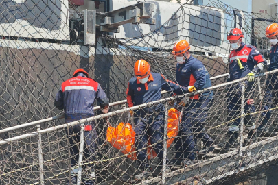 Trabzon’da İHA saldırısı kurbanı denizci gemiden çıkarıldı