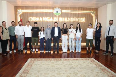 Osmangazi’de ücretsiz LGS kurslarının başarılı öğrencileri Başkan Aydın’la buluştu