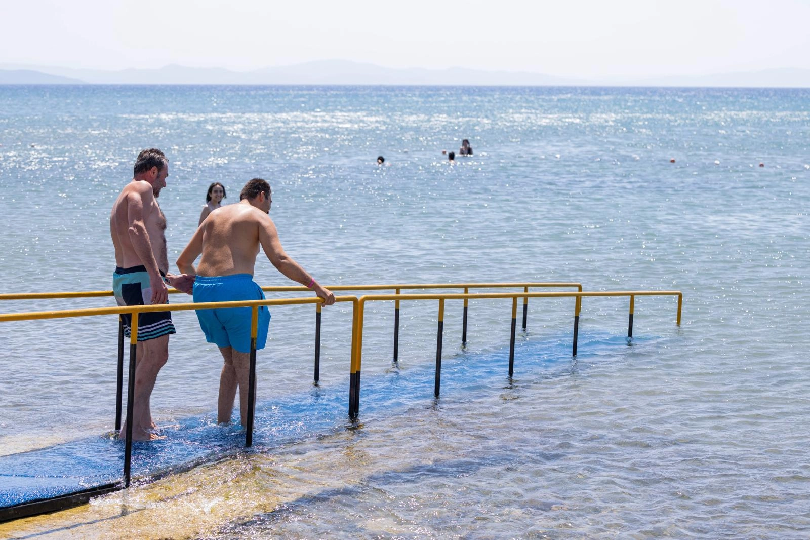 İzmir’de engelli yurttaşlar denizle buluşuyor