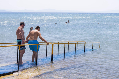 İzmir’de engelli yurttaşlar denizle buluşuyor