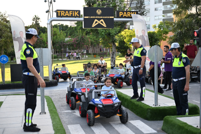Mersin’de çocuklar trafik kurallarını öğreniyor