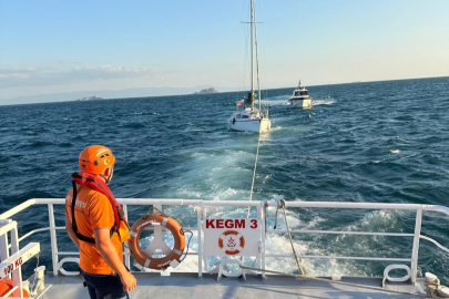 Moda açıklarında sürüklenen tekne kurtarıldı